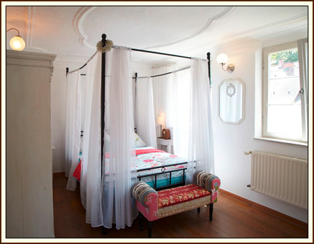 Hölle 13 - Doppelzimmer mit Himmelbett